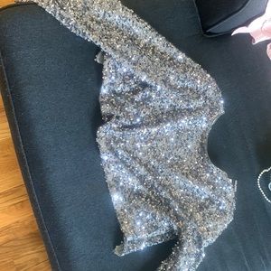 Brand new glitter boohoo crop top. The back is out with chains. Sequins.